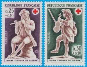 FRANKRIKE 1967 M1607-8** elfenbensskulpturer – musiker 2 kpl